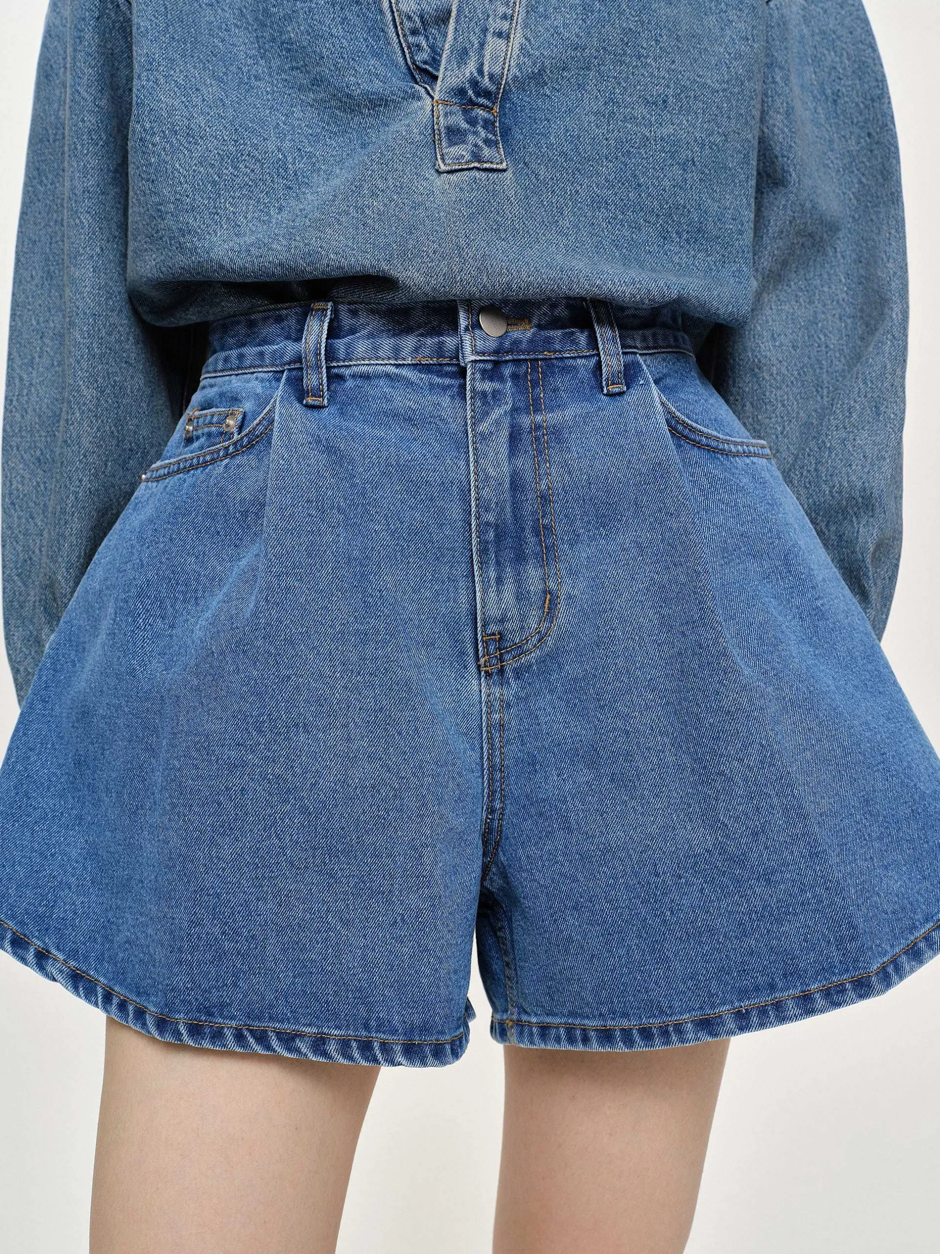 Frauen Source Unknown Kleidung<Ausgestellte Jeansshorts, Mittelblau