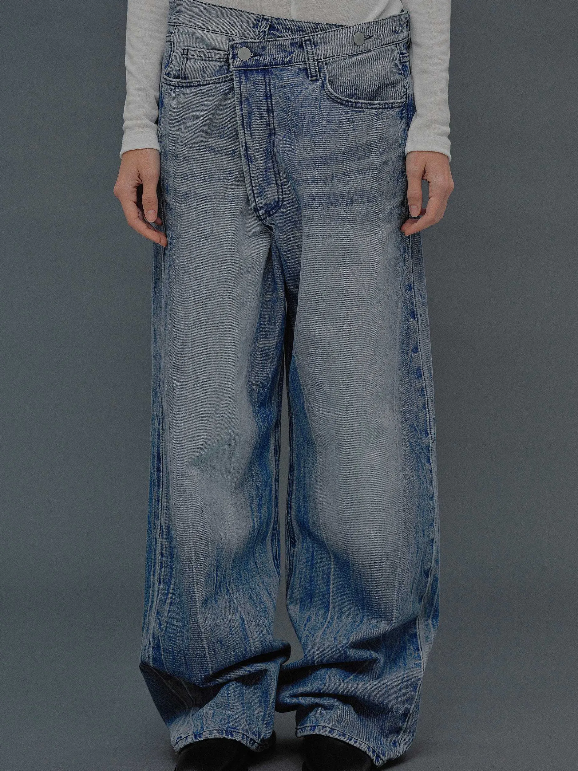 Frauen Source Unknown Denim<Dekonstruierte Crossover-Jeans, Mittelblau