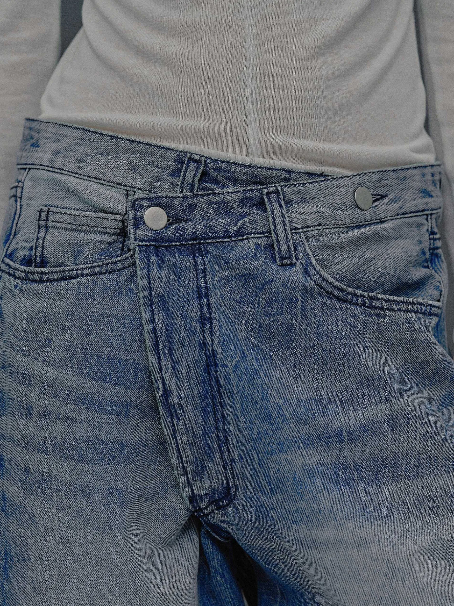 Frauen Source Unknown Denim<Dekonstruierte Crossover-Jeans, Mittelblau