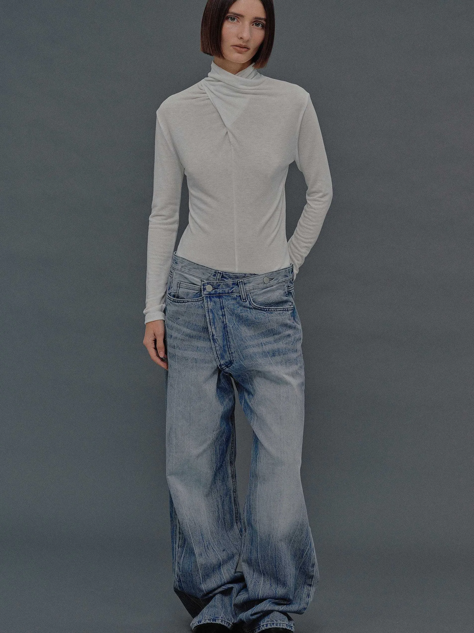Frauen Source Unknown Kleidung<Dekonstruierte Crossover-Jeans, Mittelblau