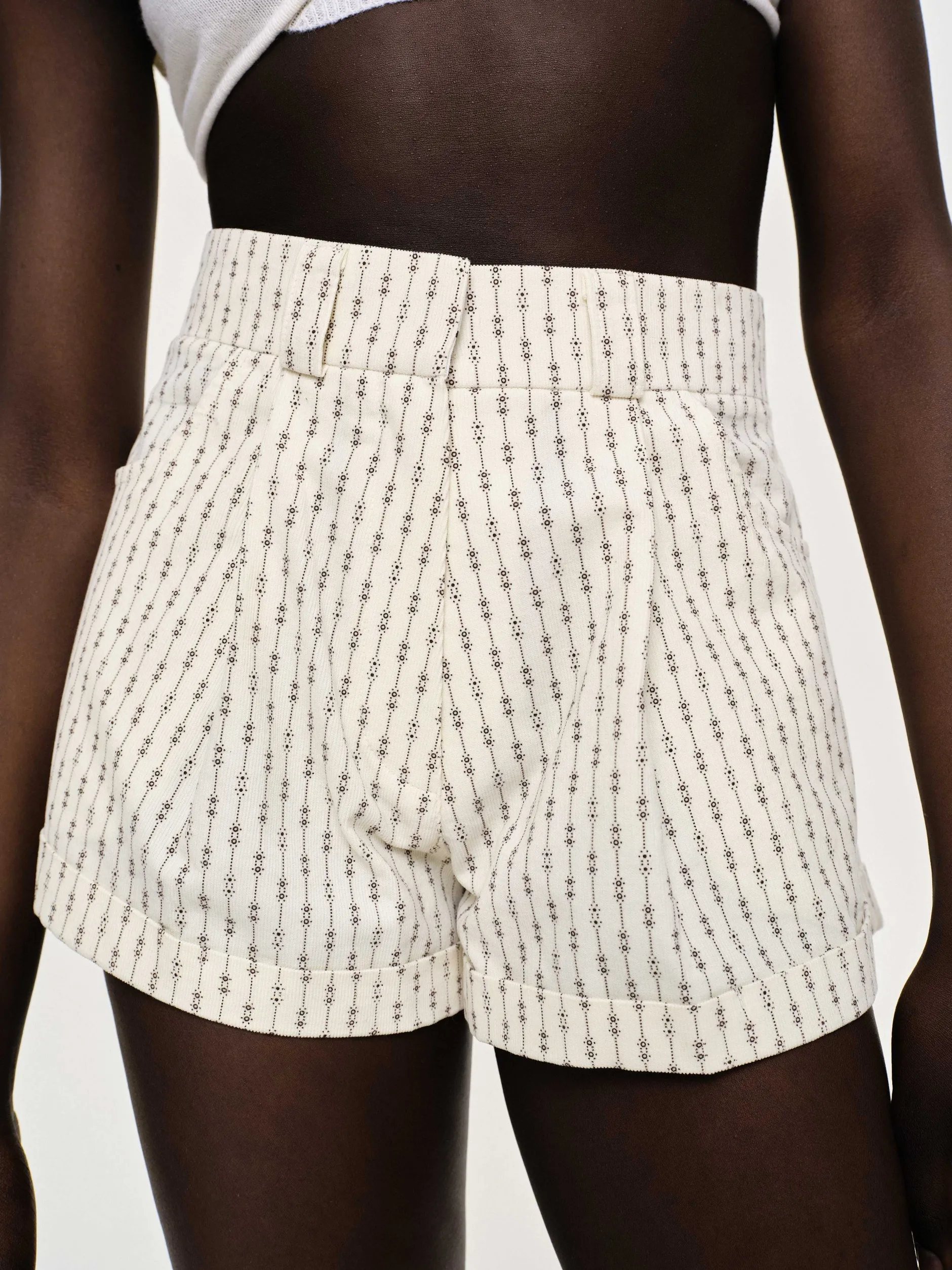 Frauen Source Unknown Kleidung<Geblumte Mikroshorts, Elfenbein