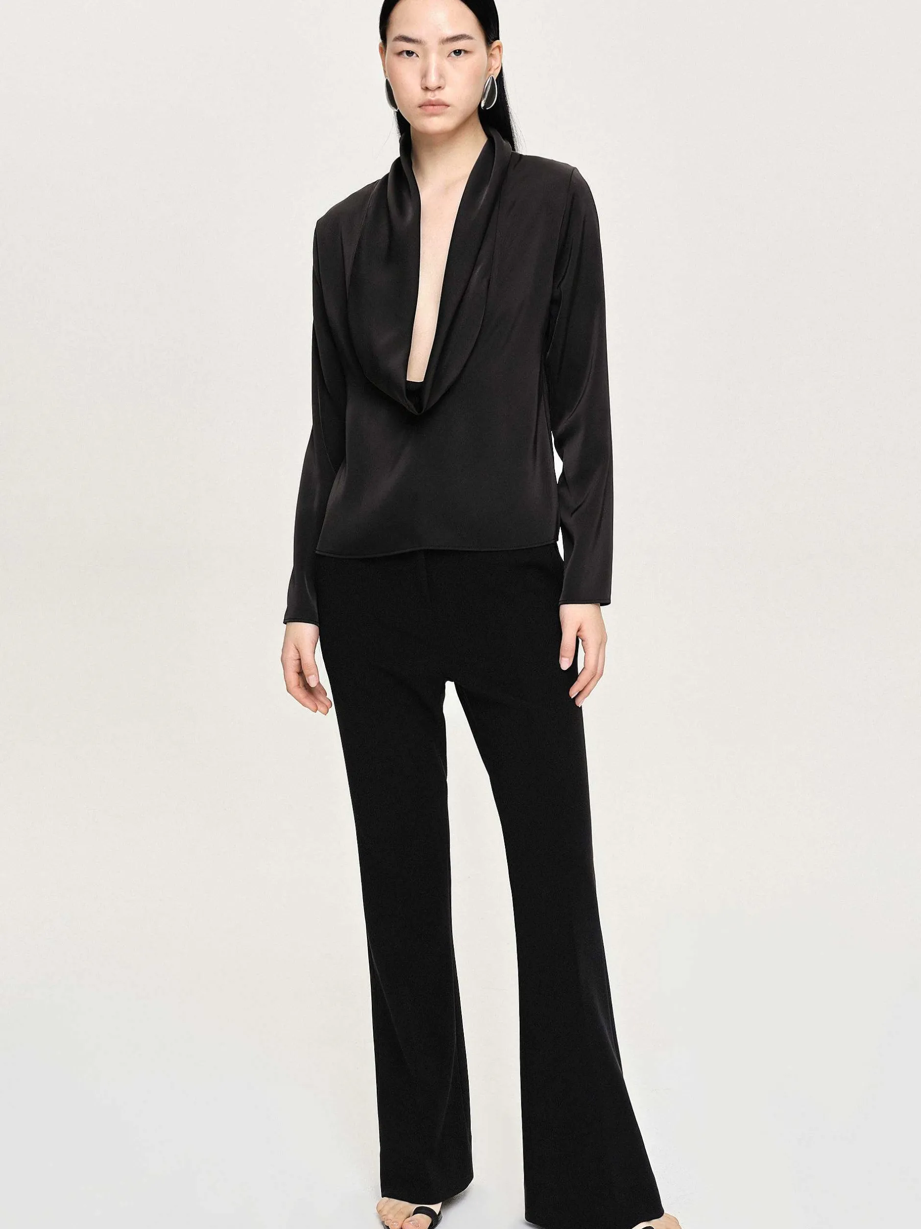 Frauen Source Unknown Oberteile<Leiva Bluse Mit Wasserfallausschnitt, Schwarz